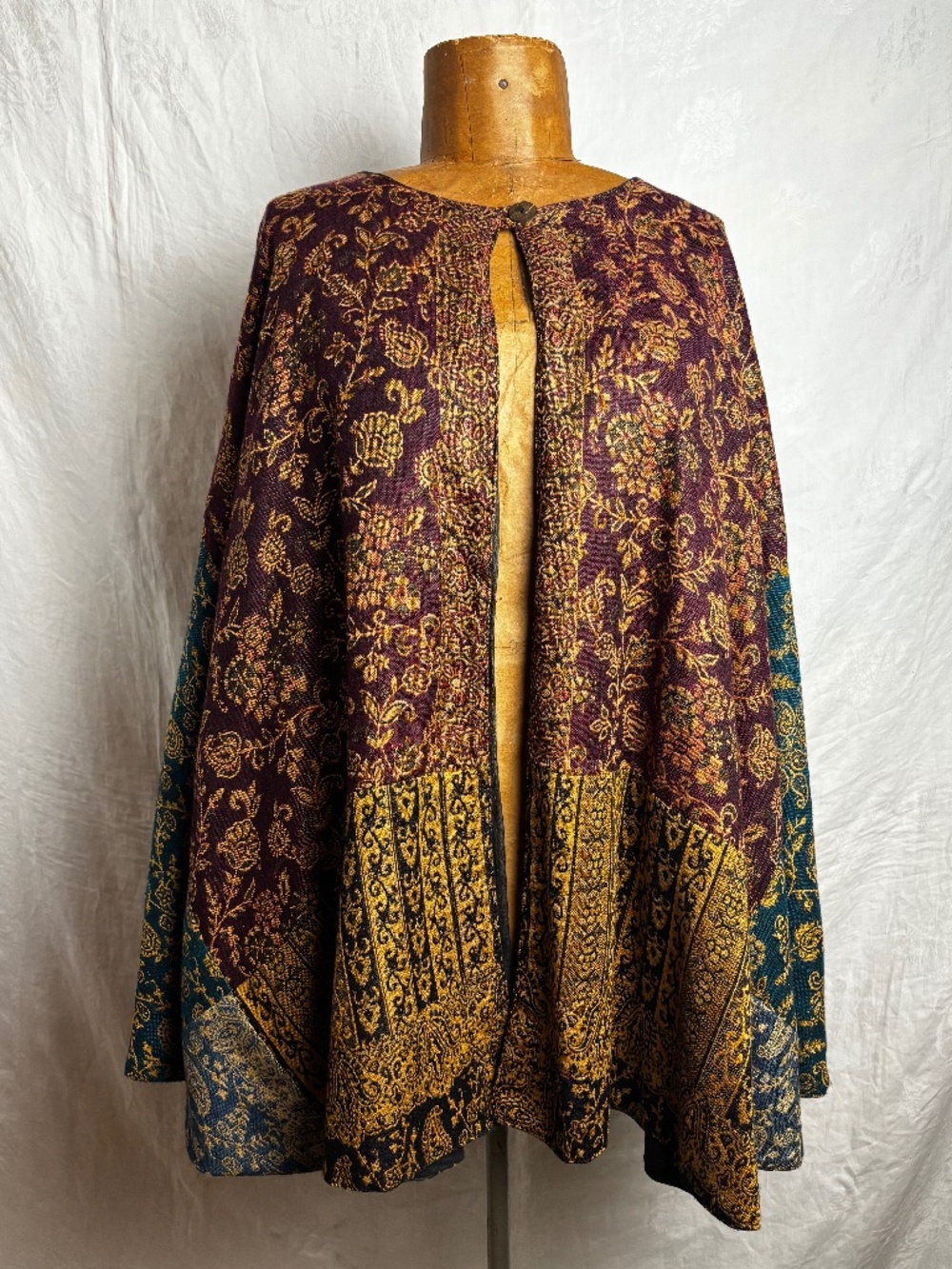 Vintage EUC Belma OS Paisley/Floral Lined Button Close Cape